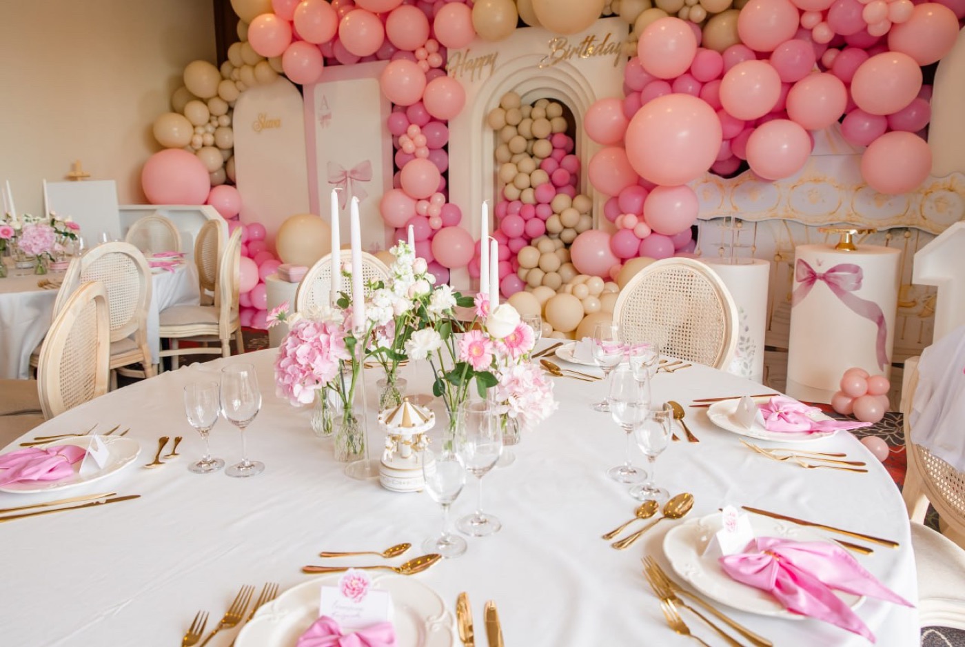 Rosa Ballondekoration für eine private Feier.